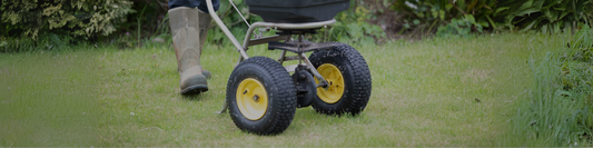 How to Fertilise Your Lawn with a Hand Spreader